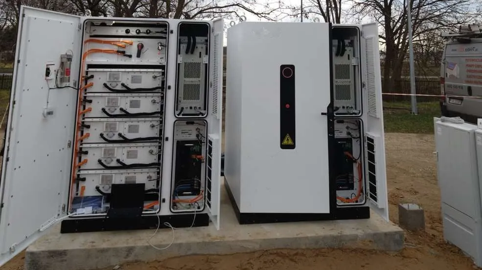 Dos gabinetes BESS abiertos: baterías, conversión de potencia y control integrados