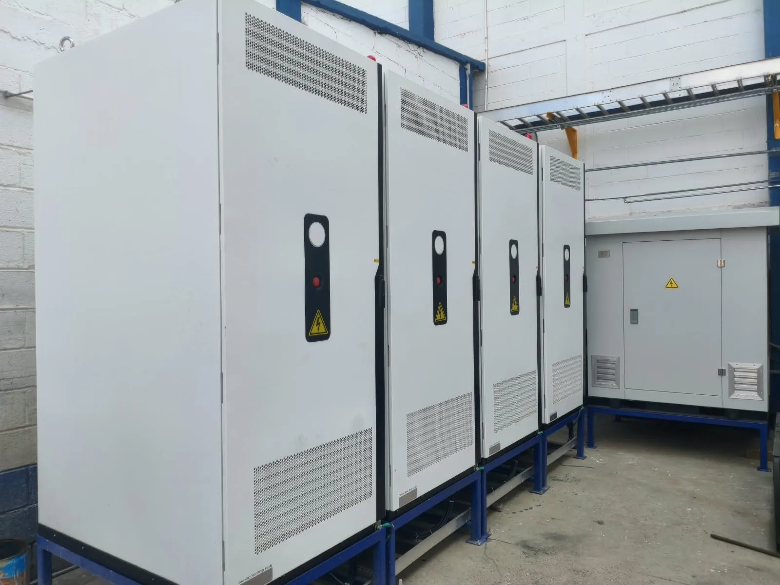 Gabinetes BESS de ENEGRIN instalados en una planta del norte de México