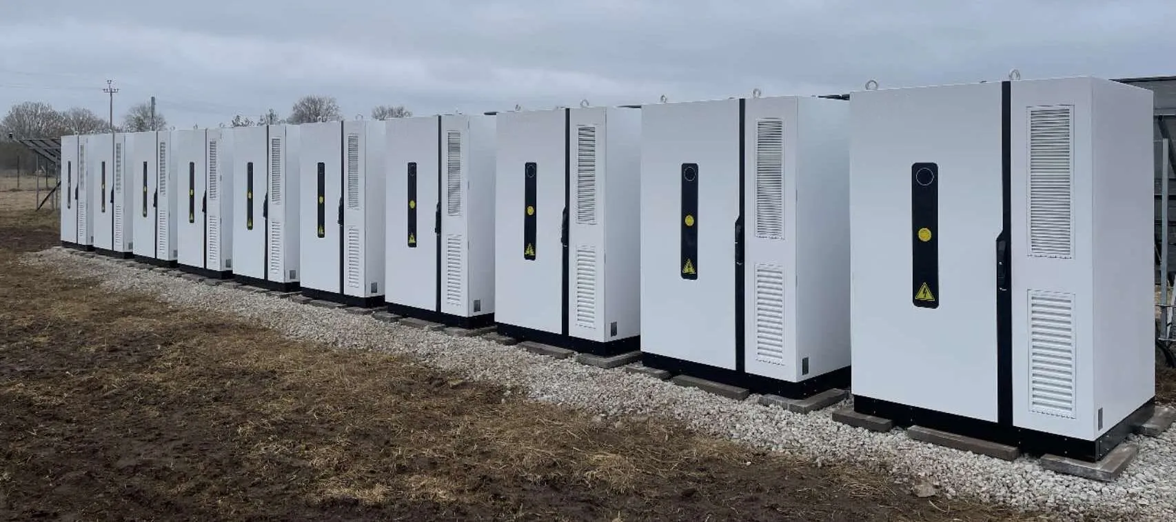 Fila de gabinetes BESS sobre grava, Estonia