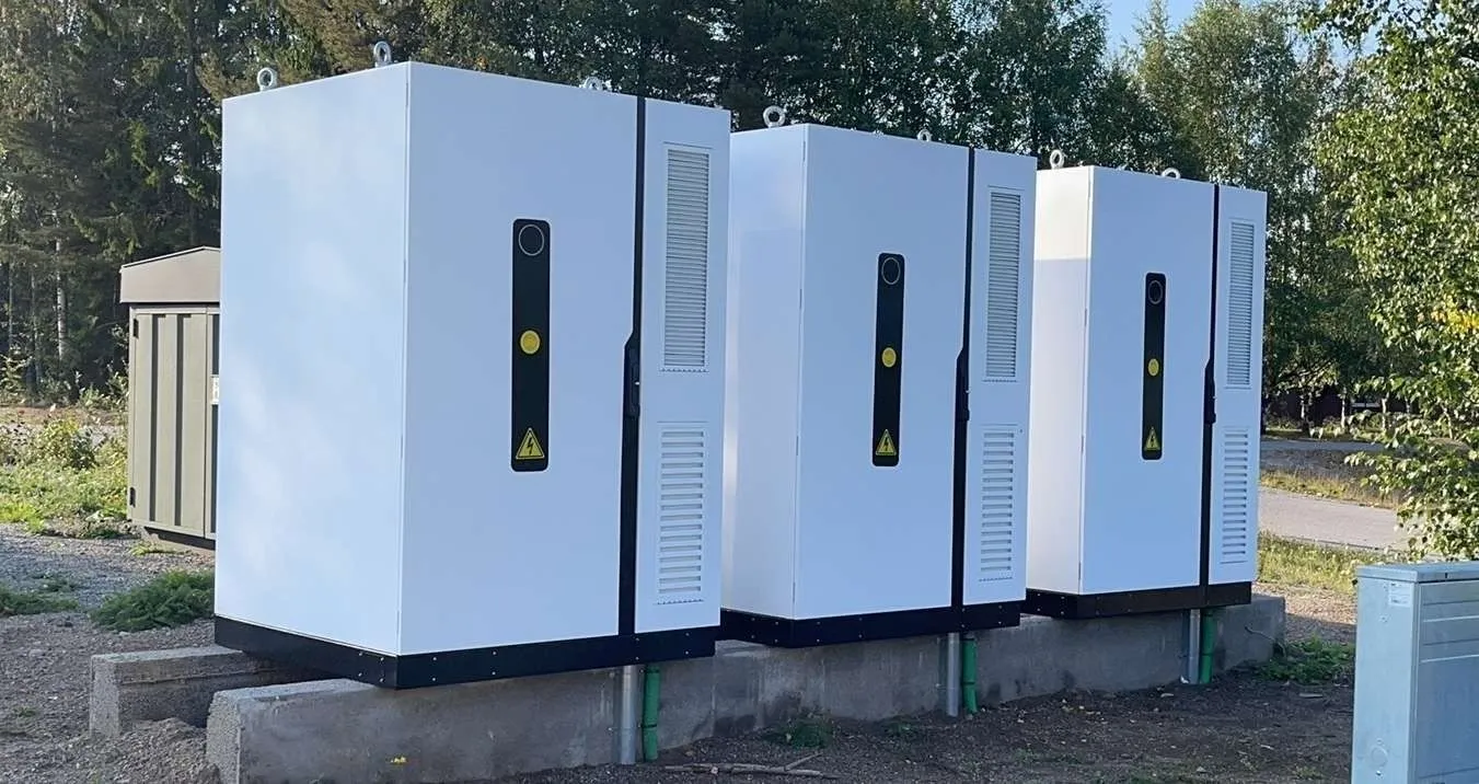 Gabinetes BESS en un predio industrial