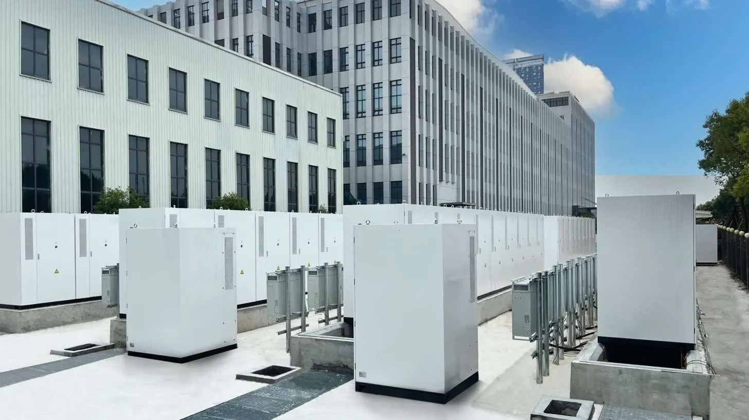 Gabinetes de almacenamiento de energía (BESS) junto a un edificio corporativo