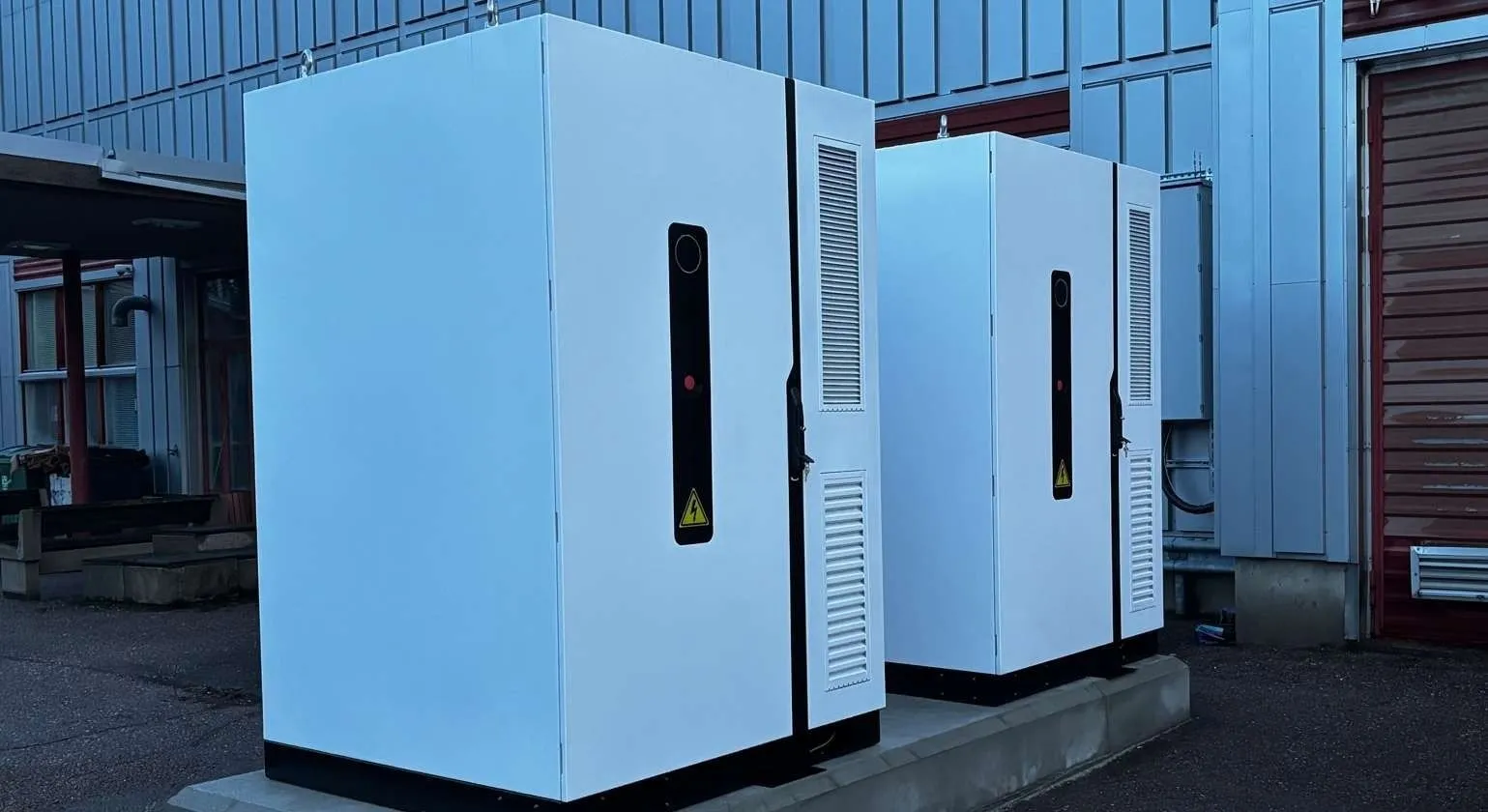 Dos gabinetes BESS junto a una nave industrial, Finlandia